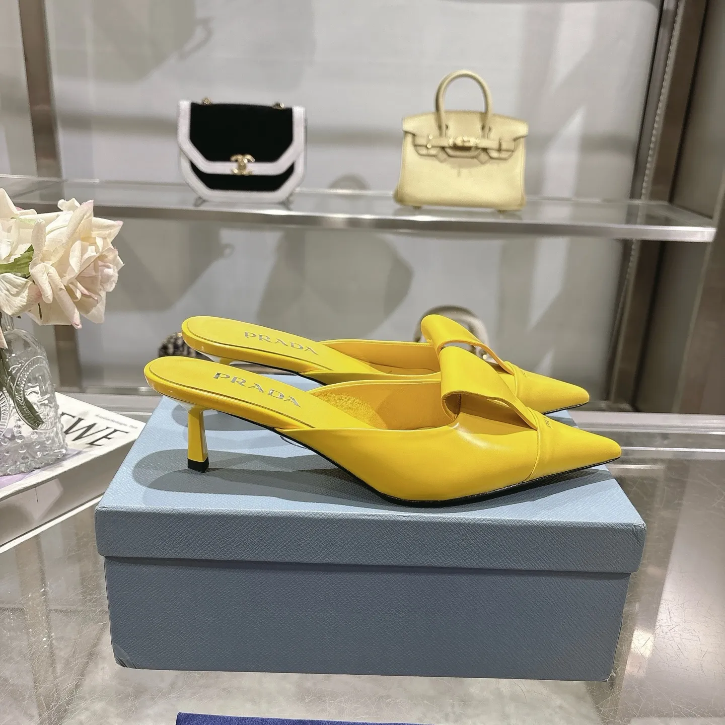 👟👟Ex-factory price 540👟👟 PRADA* Prada 25ss spring and summer new Mary Jane pointed-toe high-heeled shoes fashion shoes. Purchased from the original version and developed 1:1, perfect details, comfortable on the feet, can be matched with beautiful spring and summer clothes, exquisite and durable 🤩 ✔Upper: original open edge beaded cowhide ✔Inner lining: sheepskin ✔Outsole: Italian leather outsole ✔Heel height: 5.5cm, 7.5cm ✔Number of yards: 35-40 (41 can be customized and non-refundable) ✔Packaging: original full set of packaging